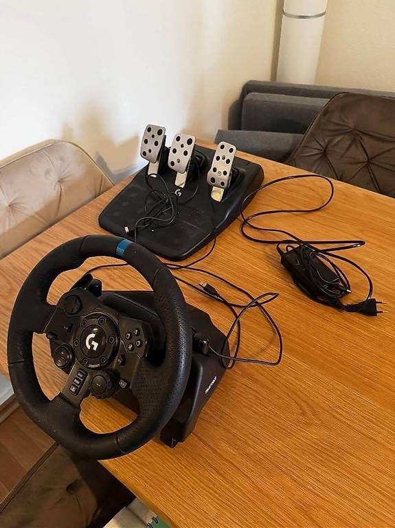 Controller: Logitech G G923 Trueforce for PC and PlayStation – Usato da Winterthur venduto da electone 2