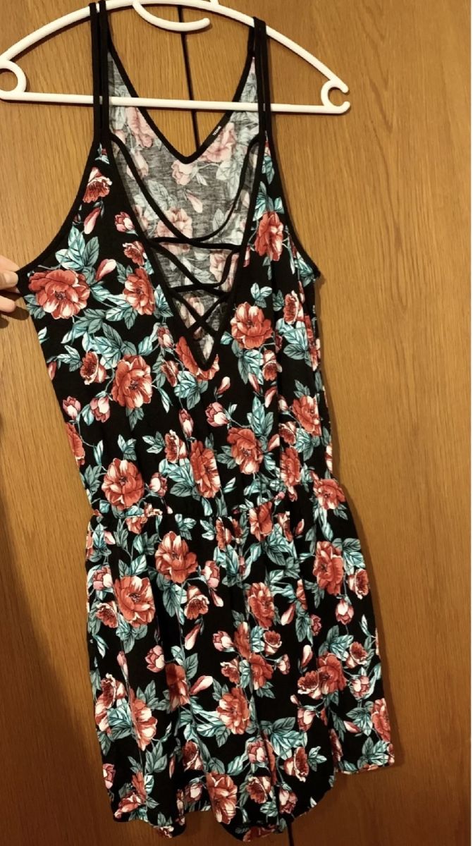 Tute: Geblümter kurzer Jumpsuit, neu – Nuovo (secondo la descrizione) da Zürich venduto da p_q7q_nichtraucher 3