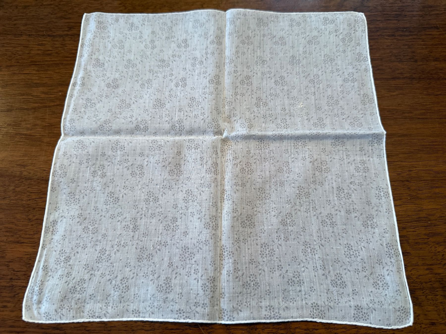 Altro in  Abbigliamento & Accessori: Stofftaschentuch weiss mit Blumenmuster gebraucht – Usato da Erstfeld venduto da Mario_boe0 2