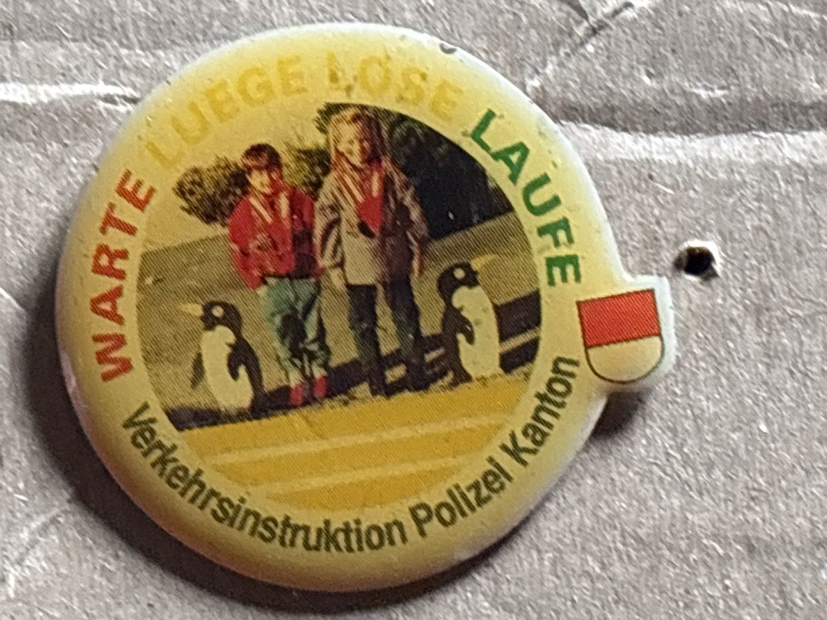 Placchette & Badge: Pin Warte Luego Laufe Polizei – Usato da Lützelflüh-Goldbach venduto da NicoleL.