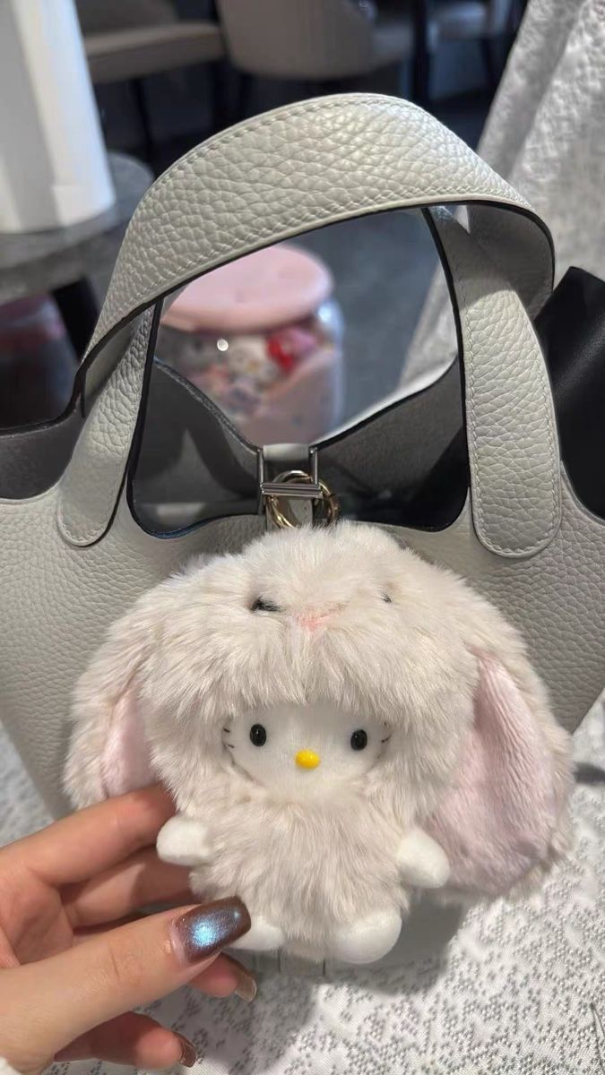 Portachiavi: Kawaii fluffy Hello Kitty bunny plush keychain for winter ba – Nuovo e nell'imballaggio originale da Chur venduto da Madeys 3
