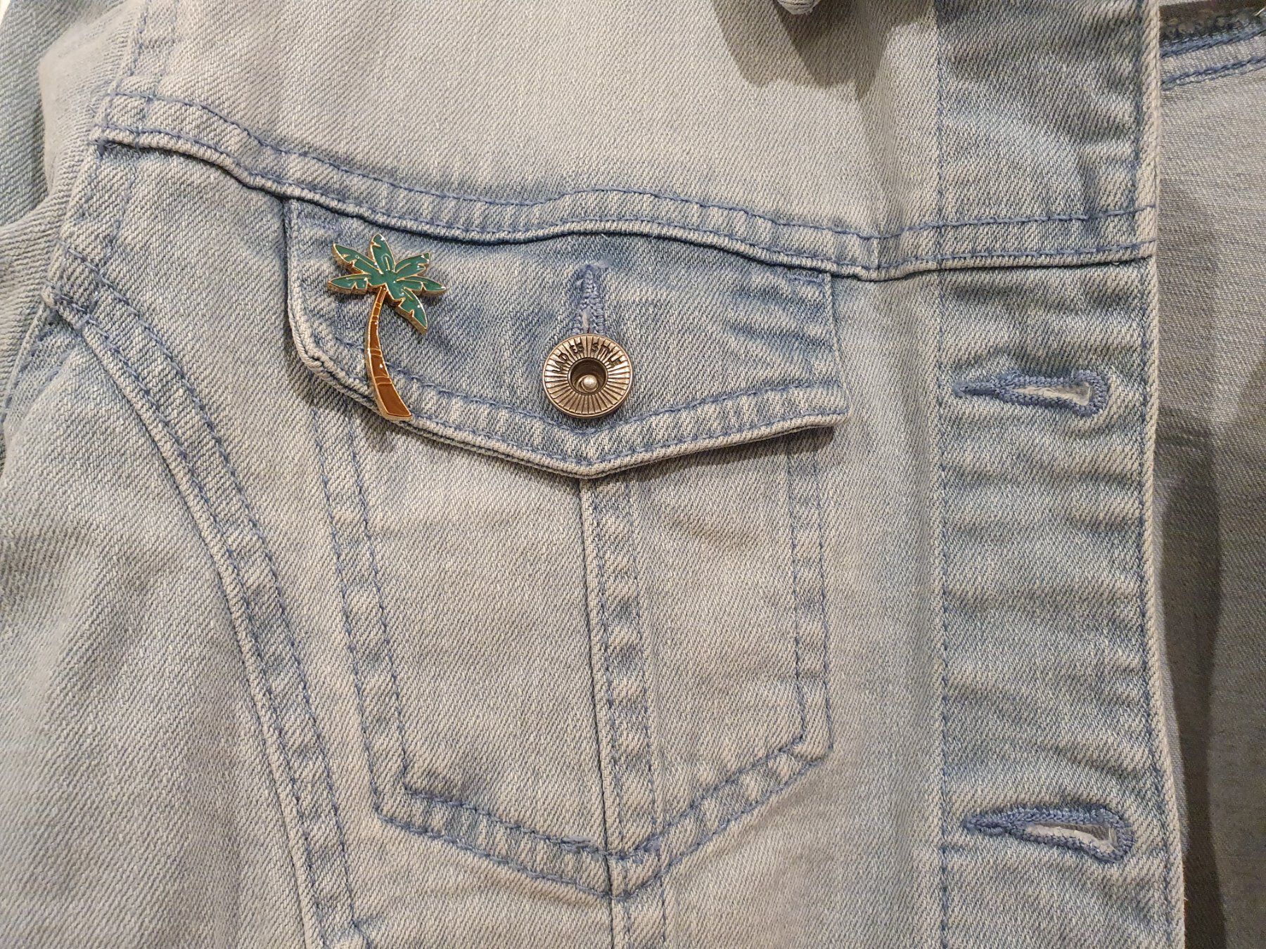 Jacken: Jeansjacke Gr. 36 / 38 inkl. Pins – Neu (gemäss Beschreibung) aus Heinrichswil von sabi2809 3