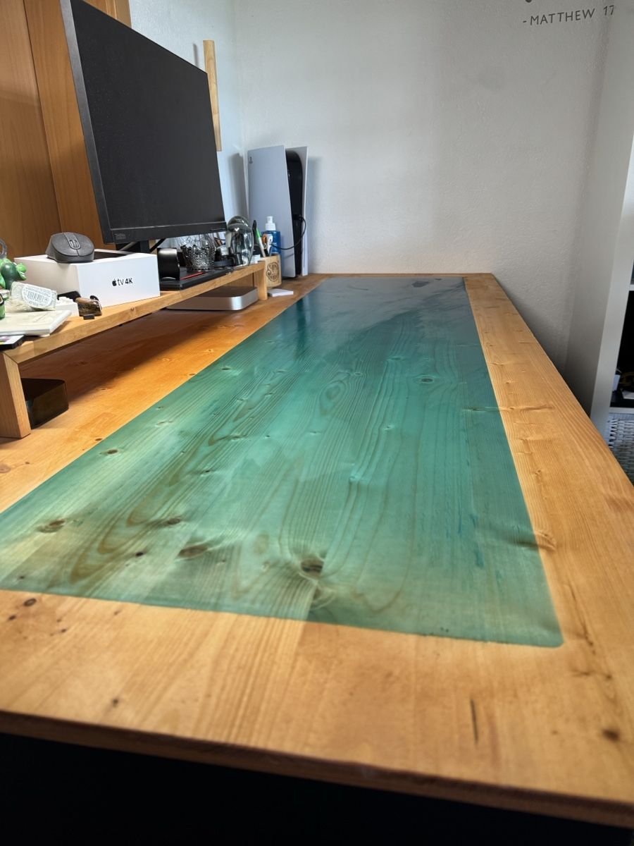 Scrivanie: Holzschreibtisch mit blauer Epoxidharzplatte – Usato da Lengnau AG venduto da Noelito_777