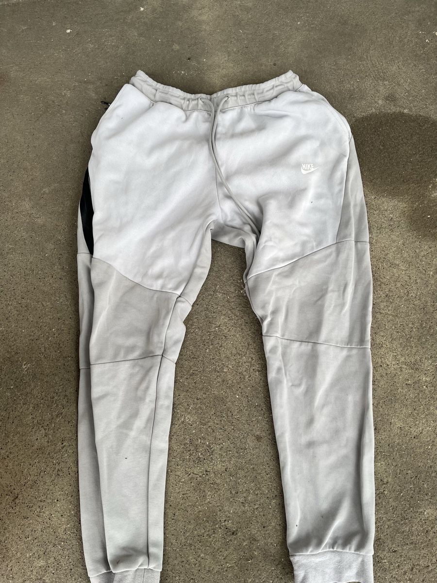 Nike Pantaloni: Nike Tech Fleece Joggers Grey – Usato da Bern venduto da Nelbla