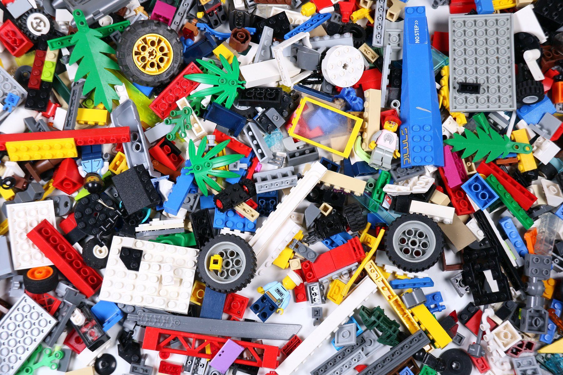 Lego Baukästen: 1.5 kg. Legoteile mit Minifiguren – Gebraucht aus Hettlingen von Scholi99 1