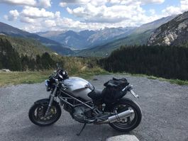 Ducati Monster M900 mit Arai Helm und viel Zubehör