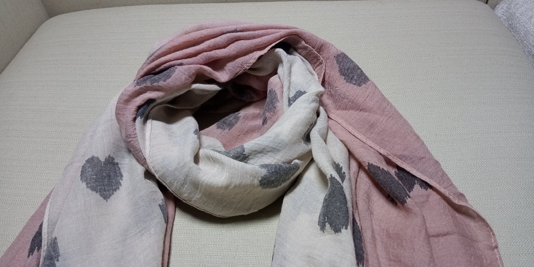 Foulard & Sciarpe: Romantischer Schal mit Herze zu Nile Odd Molly – Usato da St. Gallen venduto da Hereplaysmusic 1