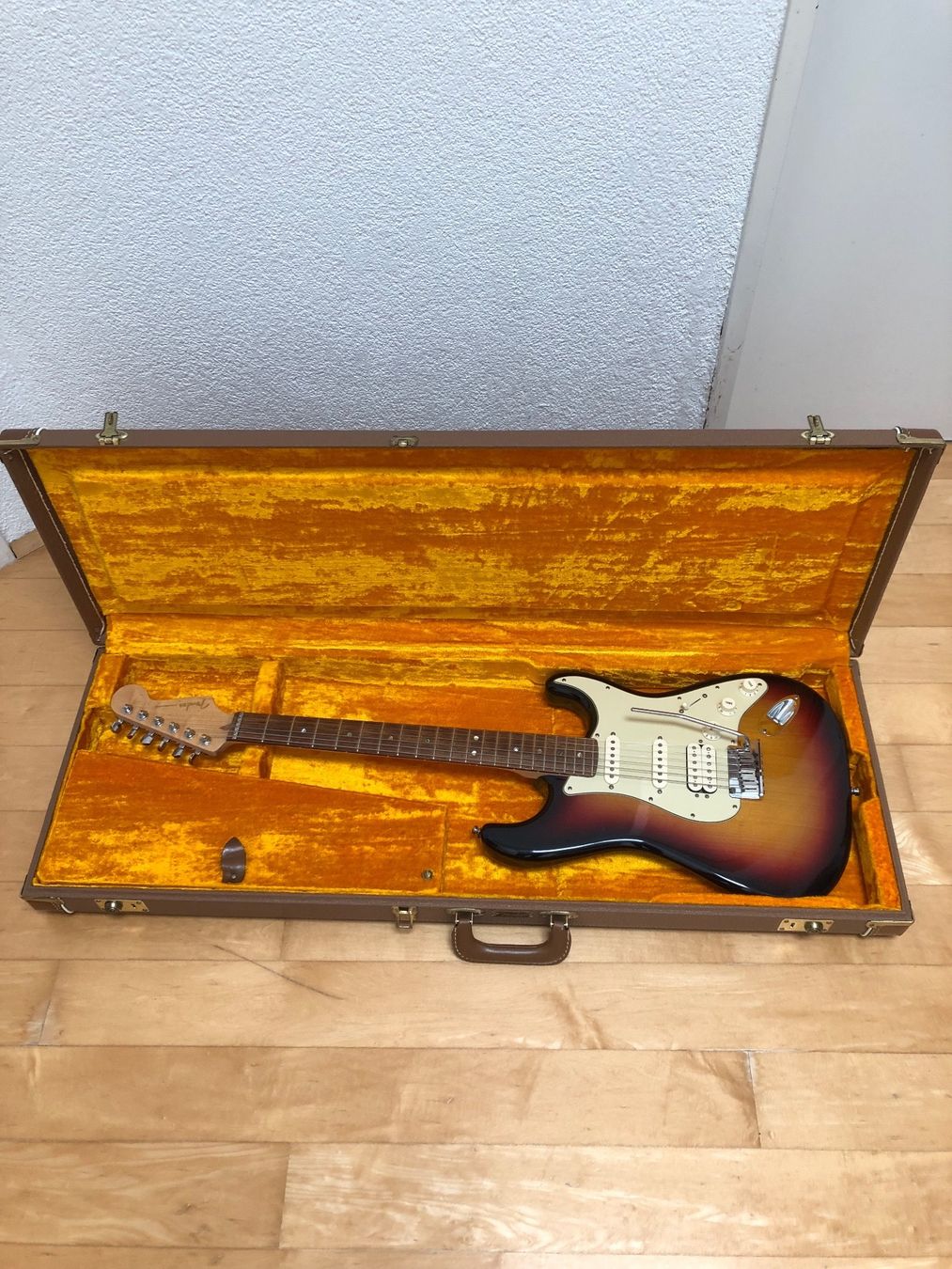 Strumenti musicali: Fender E-Gitarre Sunburst HSS mit Perlmutt Einlagen – Usato da Meisterschwanden venduto da Yuecel 7