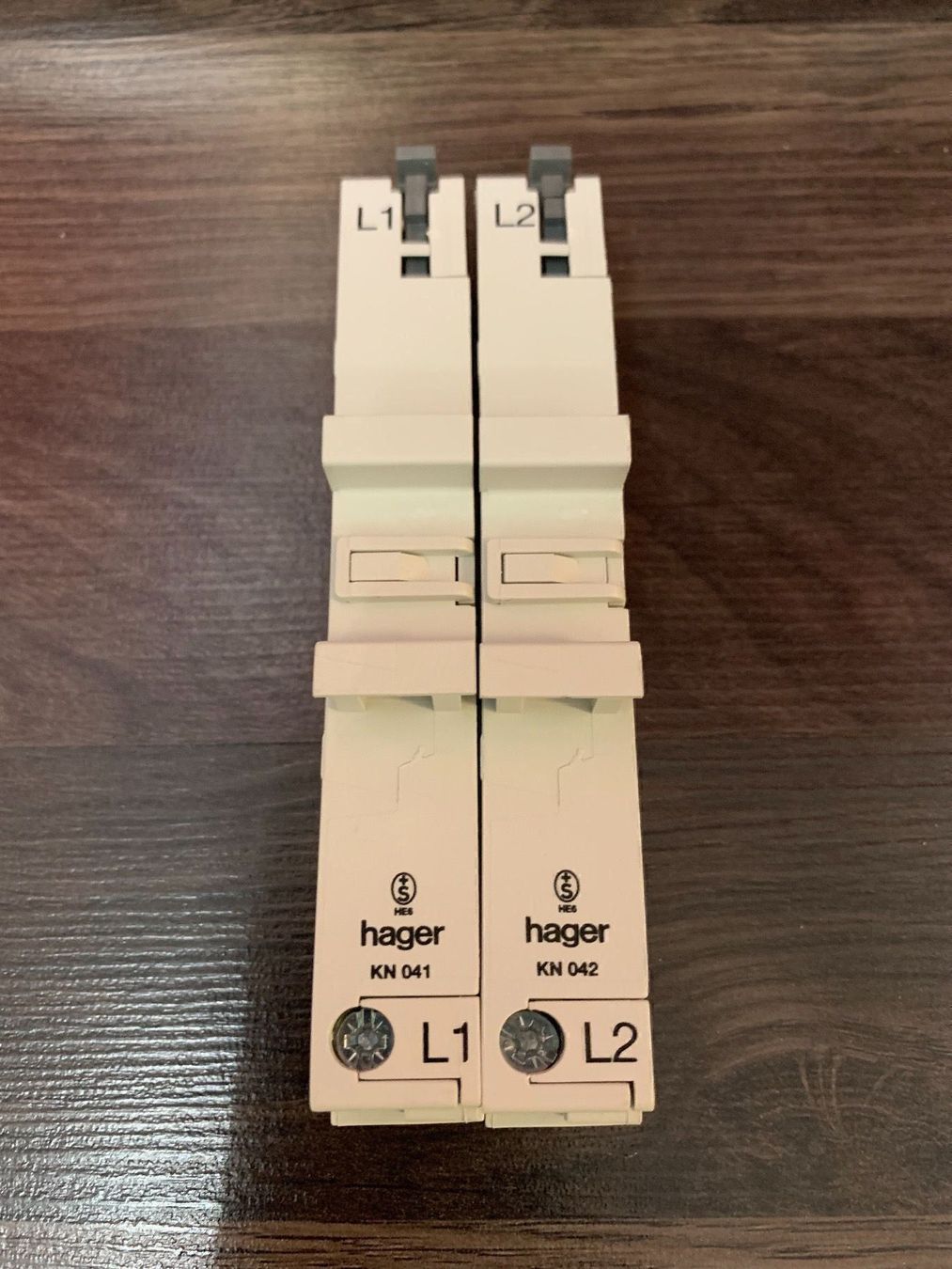 Spine: Hager Sammelschienenadapter KN042 – Usato da Ehrendingen venduto da Sansav