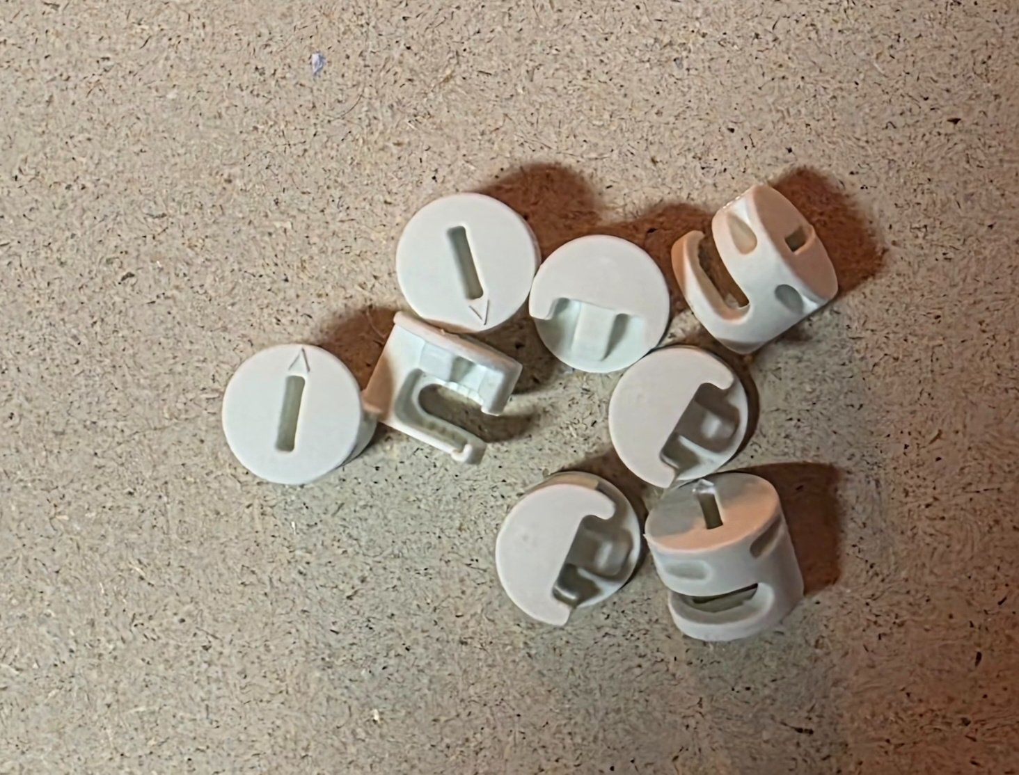 Ikea Ferramenta: 24 écrous à came en plastique blanc IKEA – Nuovo (secondo la descrizione) da St-Pierre-de-Clages venduto da polterpolter
