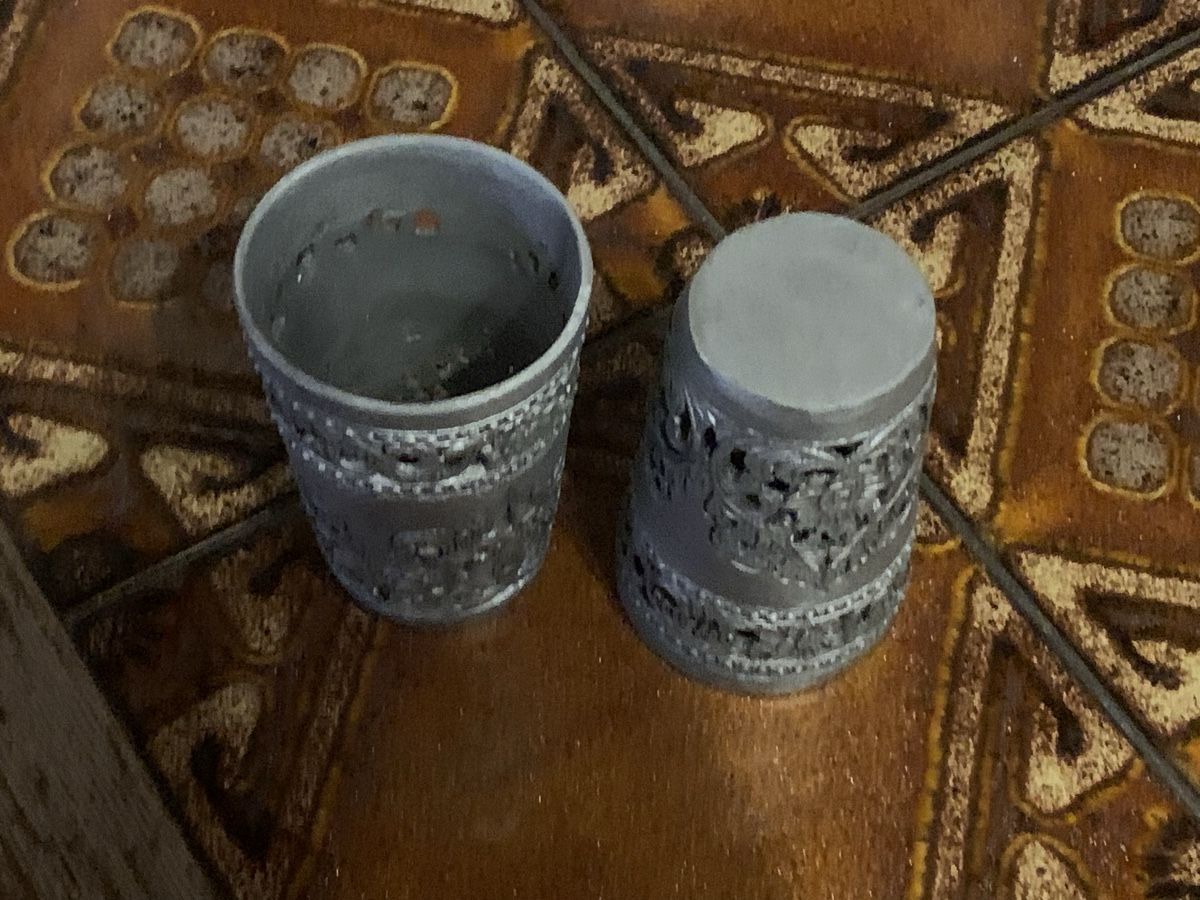 Tazze: 2 Becher mit Ornamenten Metall antik – Usato da Bärschwil venduto da Ranron1970 1