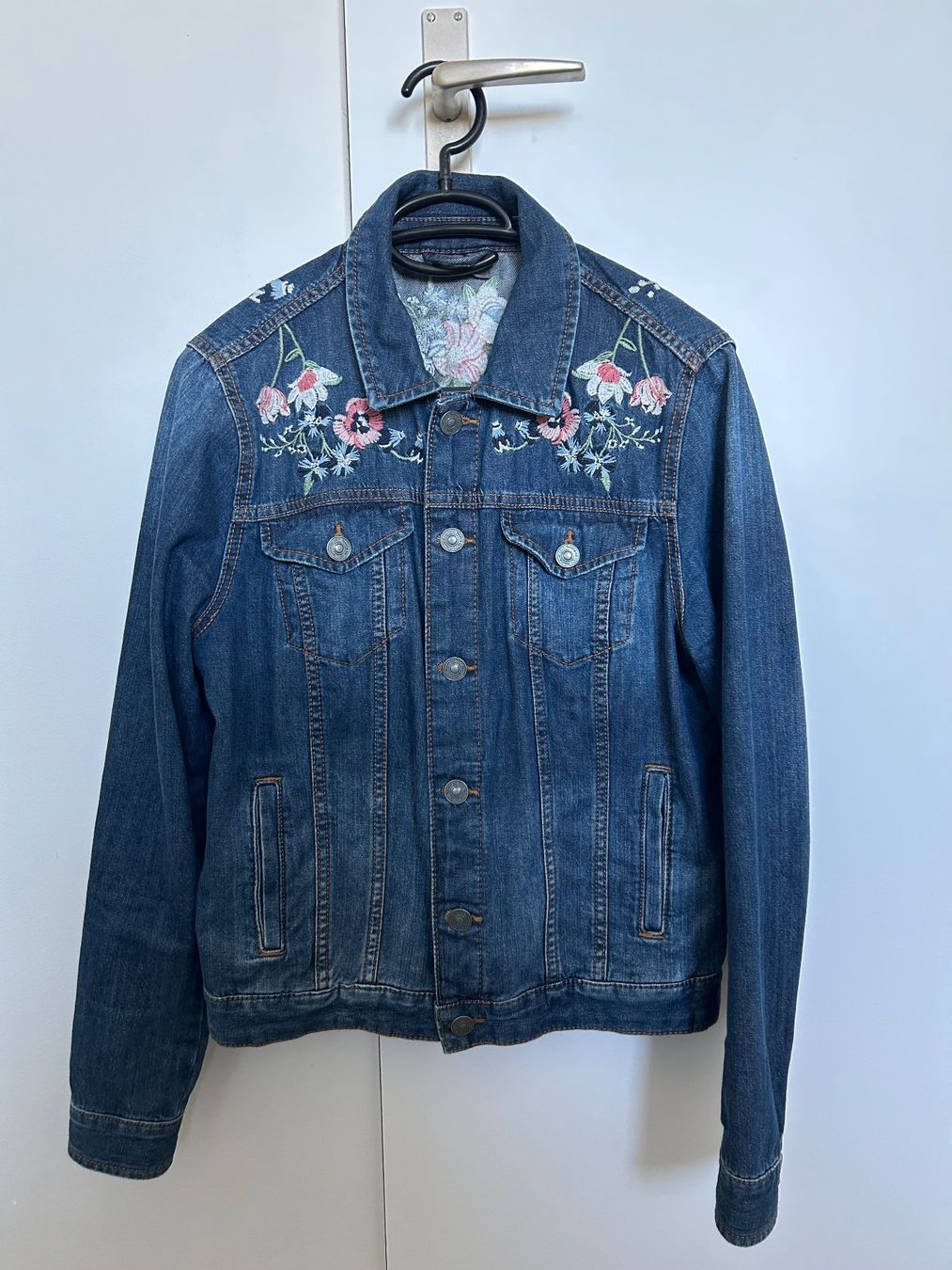 C&A Jacken: Jeansjacke mit Blumenmuster Grösse 40 – Gebraucht aus Muri AG von ali_27hx