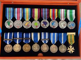 AKTION 8 Medallien schweiz Armee / 7 Medallien NATO Einsätze