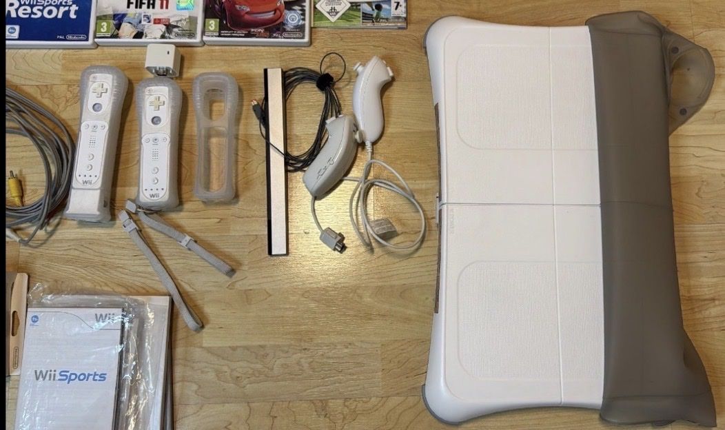 Nintendo Console: Nintendo Wii Console Bundle with Games and Accessories – Usato da Ehrendingen venduto da bubulence 2