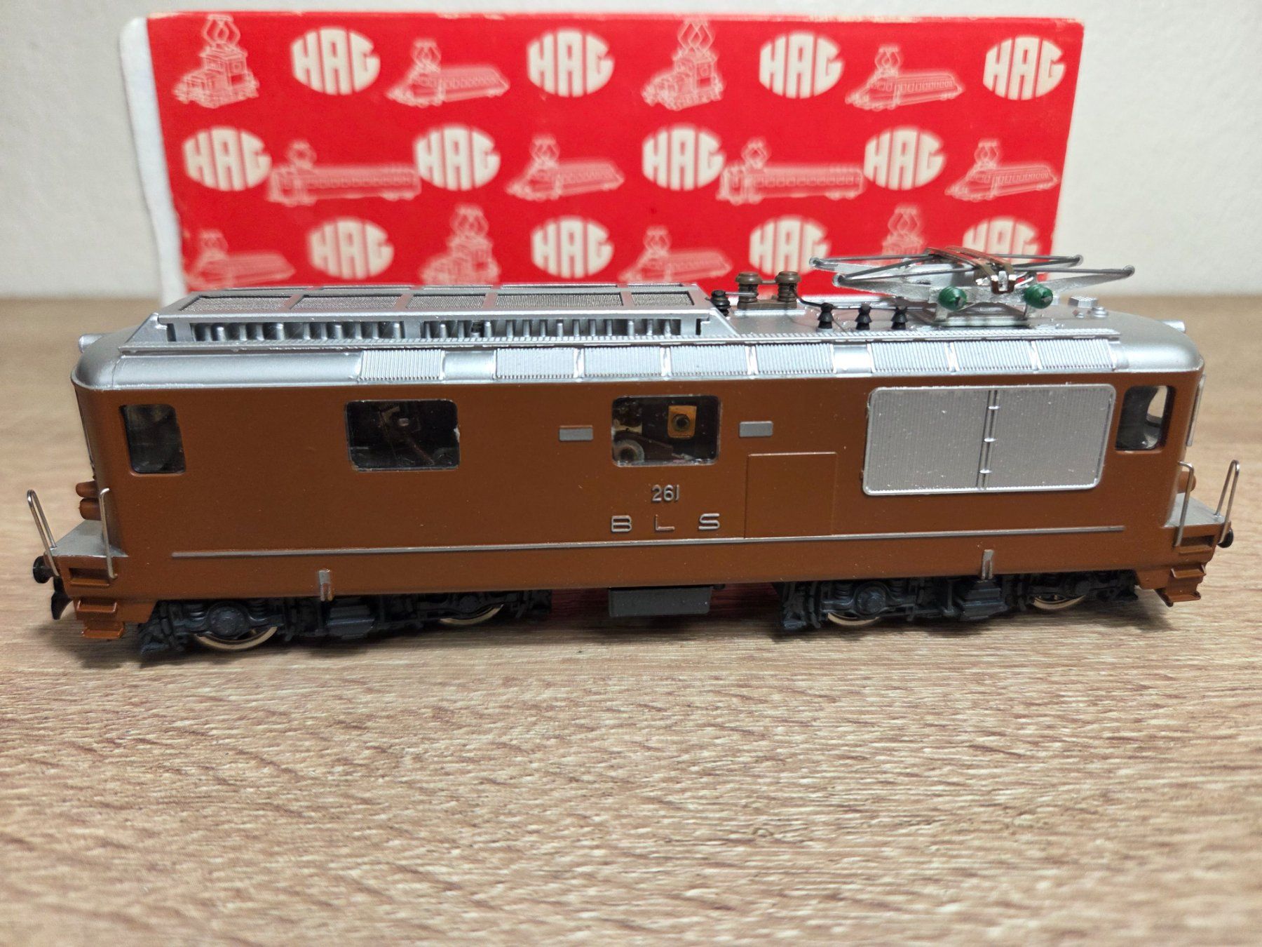 Hag Modellini di ferrovie: Hag 181 E-Lok Re 4/4 BLS H0 – Usato da St-Aubin-Sauges venduto da Lo_Go