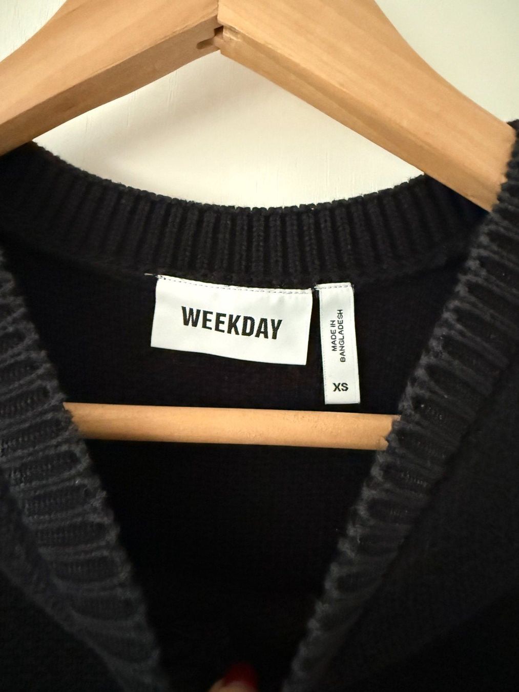 Weekday Gilet & Giacche: Schwarze gestrickte Weste mit V-Ausschnitt – Usato da Rickenbach b. Wil venduto da pia_mrx6 2