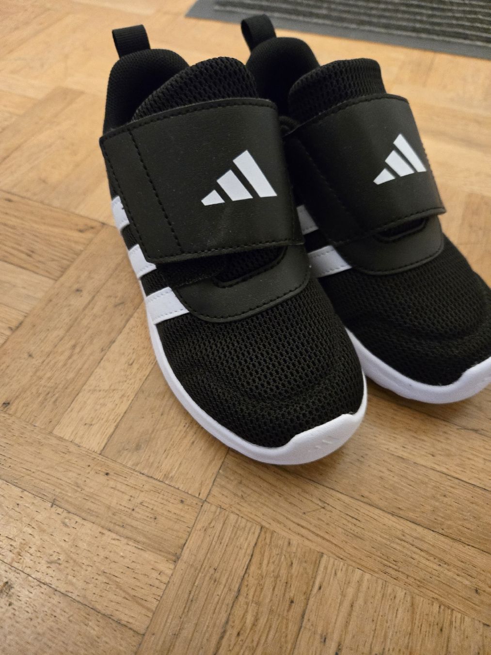 Schuhe für Jungen: Adidas Turnschuhe  – Neu (gemäss Beschreibung) aus Berg TG von j_k_lgk9