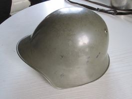 Originaler, grüner  M18 Stahlhelm der Schweizer Armee