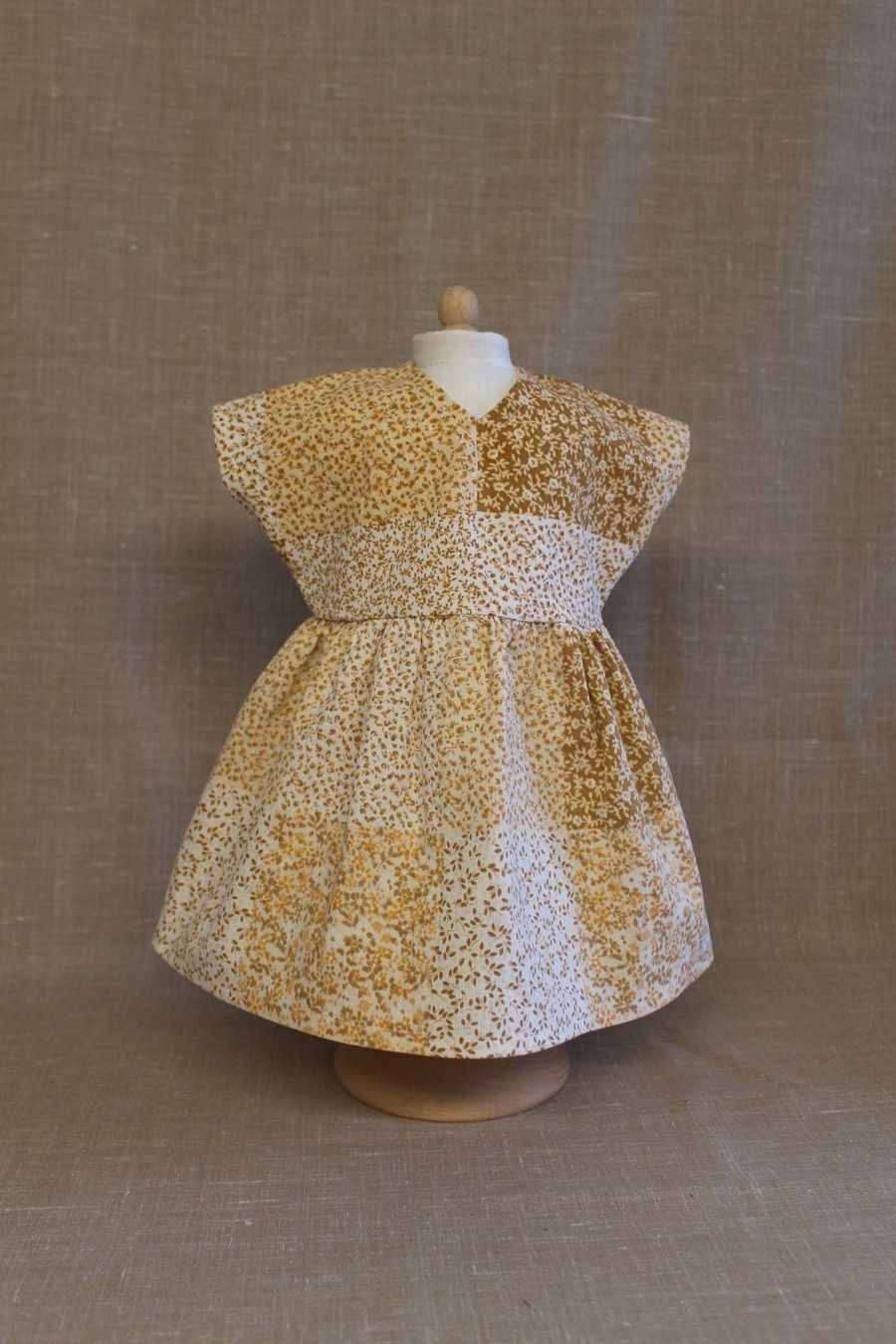 Bambole: Puppenkleider braun mit Blumenmuster – Nuovo (secondo la descrizione) da Zürich venduto da Turner_18