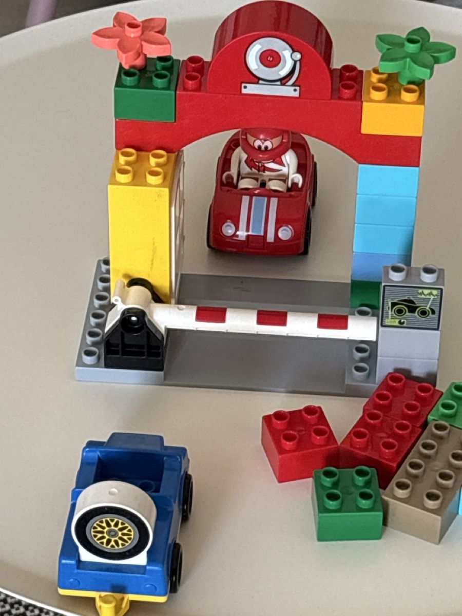 Lego Jouets: Passage avec barrière et voitures Duplo – D'occasion à Lausanne par pabernard