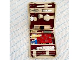 Nähetui mit Reissverschluss beige mit Inhalt - ca. 1970s