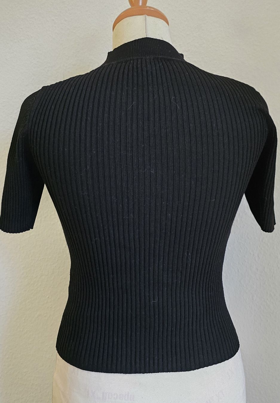 New Look Top: Pull Noir Côtelé New Look T. 36 manches courtes – Usato da Genève venduto da Saleena 3
