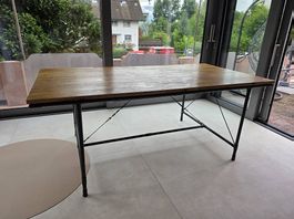Esstisch im Industrial-Stil mit schwarzem Metallgestell