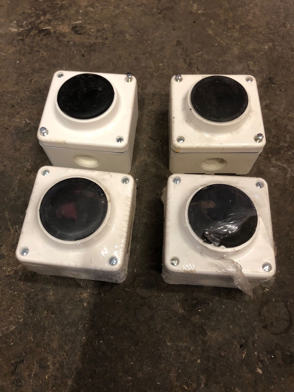 Interruttori: 4 boutons poussoirs – Usato da Chénens venduto da Toutaunfranc 5