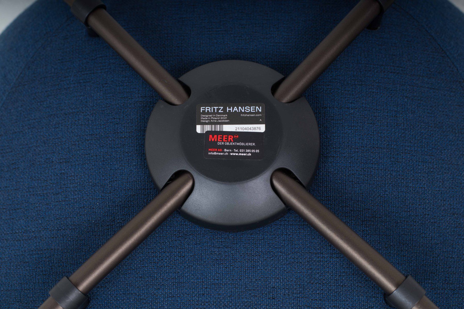 Fritz Hansen Poltrone: Fritz Hansen Pot Sessel von Arne Jacobsen – Usato da Zürich venduto da STUZH38 8
