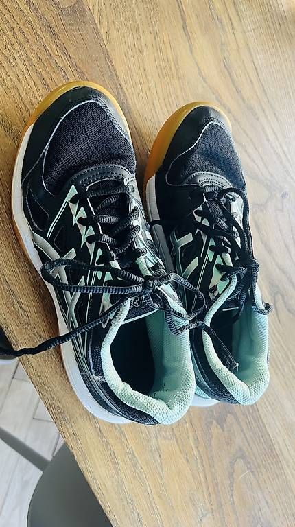 Chaussures hommes: Hallenturnschuhe Grösse 38 – D'occasion à Nidau par Plaenkehaus23