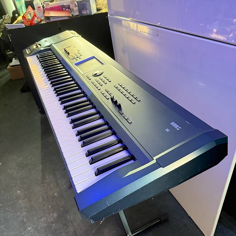 Korg Strumenti musicali: KORG Triton Extreme 76 | Ständer | Pedale | Softcase | Kabel – Usato da balzers venduto da ..m 2