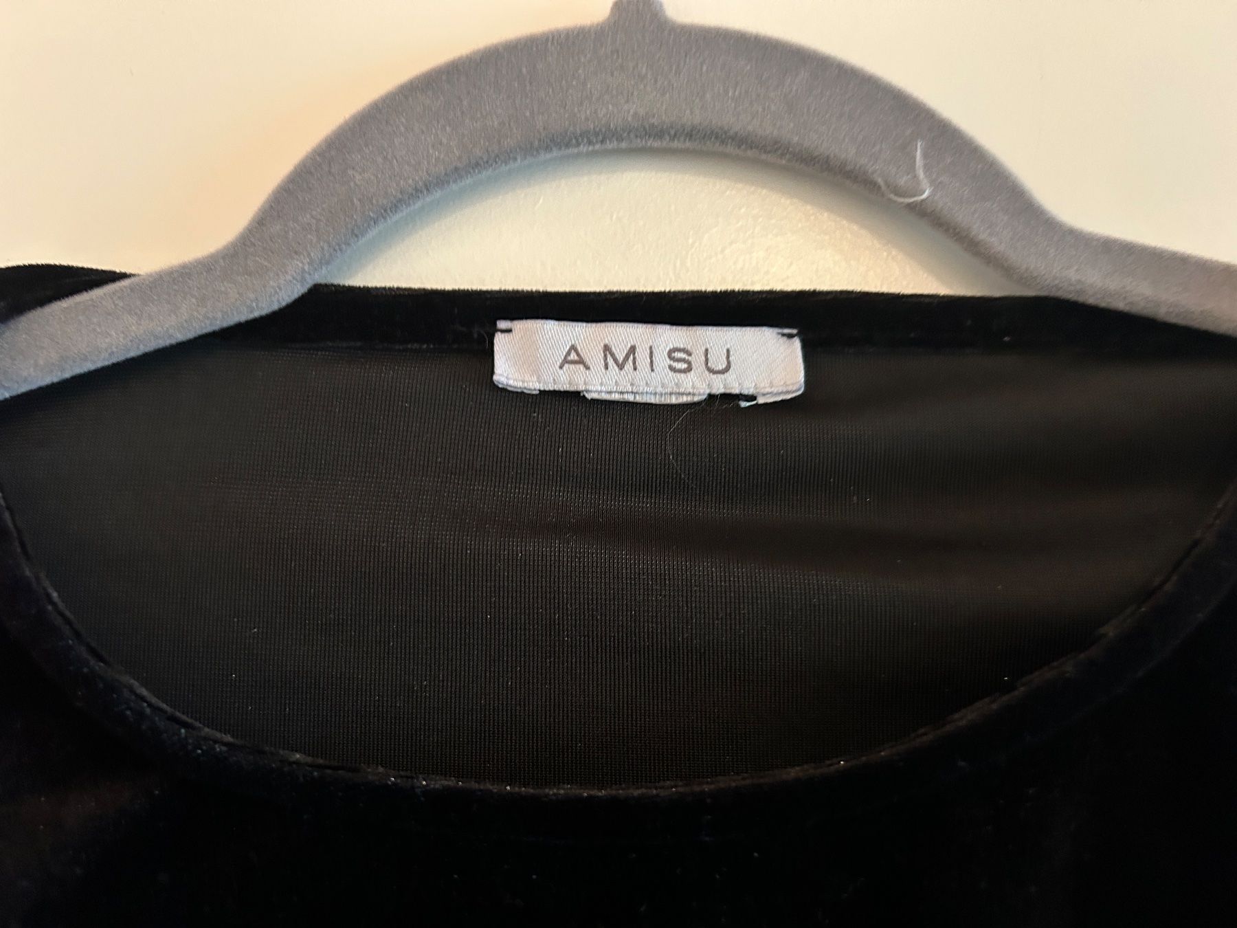 Top: crop top, samt, schwarz mit Knoten vorne – Nuovo (secondo la descrizione) da Bern venduto da Chuerbis 3