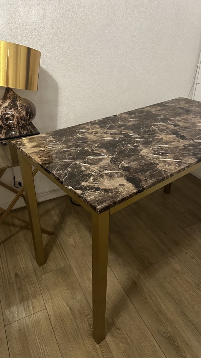 Tables: Edler Büro oder Esstisch mit Marmoroptik & goldenem Gestell – D'occasion à Richterswil par ivana025