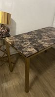 Edler Büro oder Esstisch mit Marmoroptik & goldenem Gestell