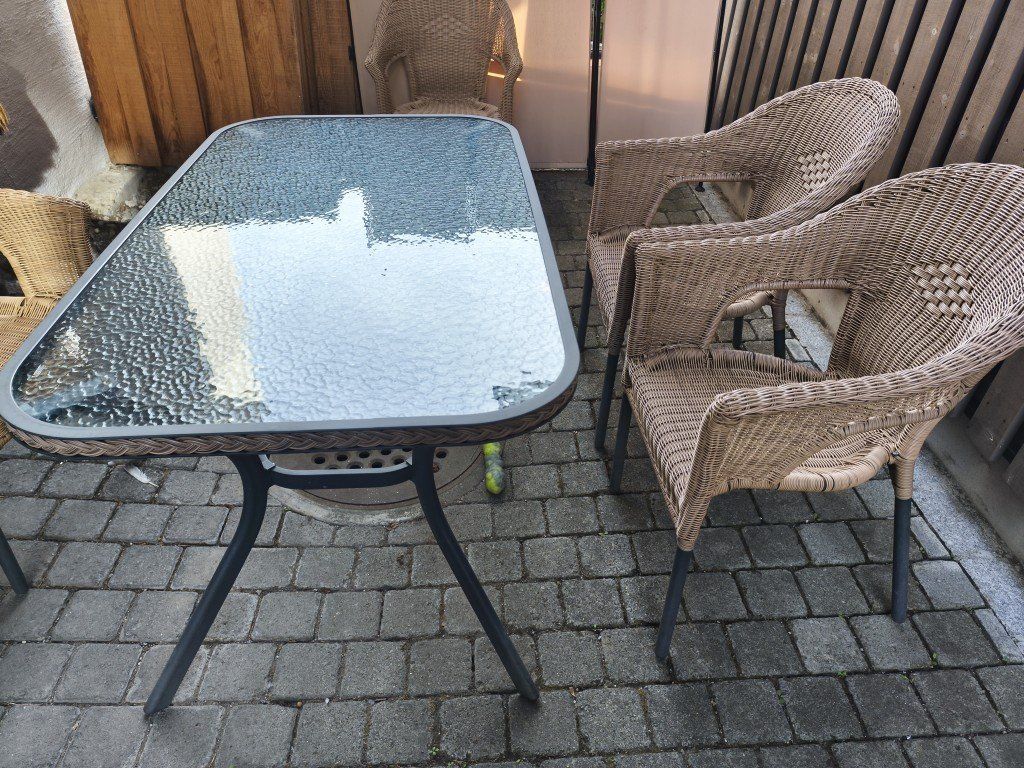 Tischset: Gartentisch Glas mit 4 Stühlen Polyrattan hellbraun – Gebraucht aus Hedingen von fis_6l6n 1