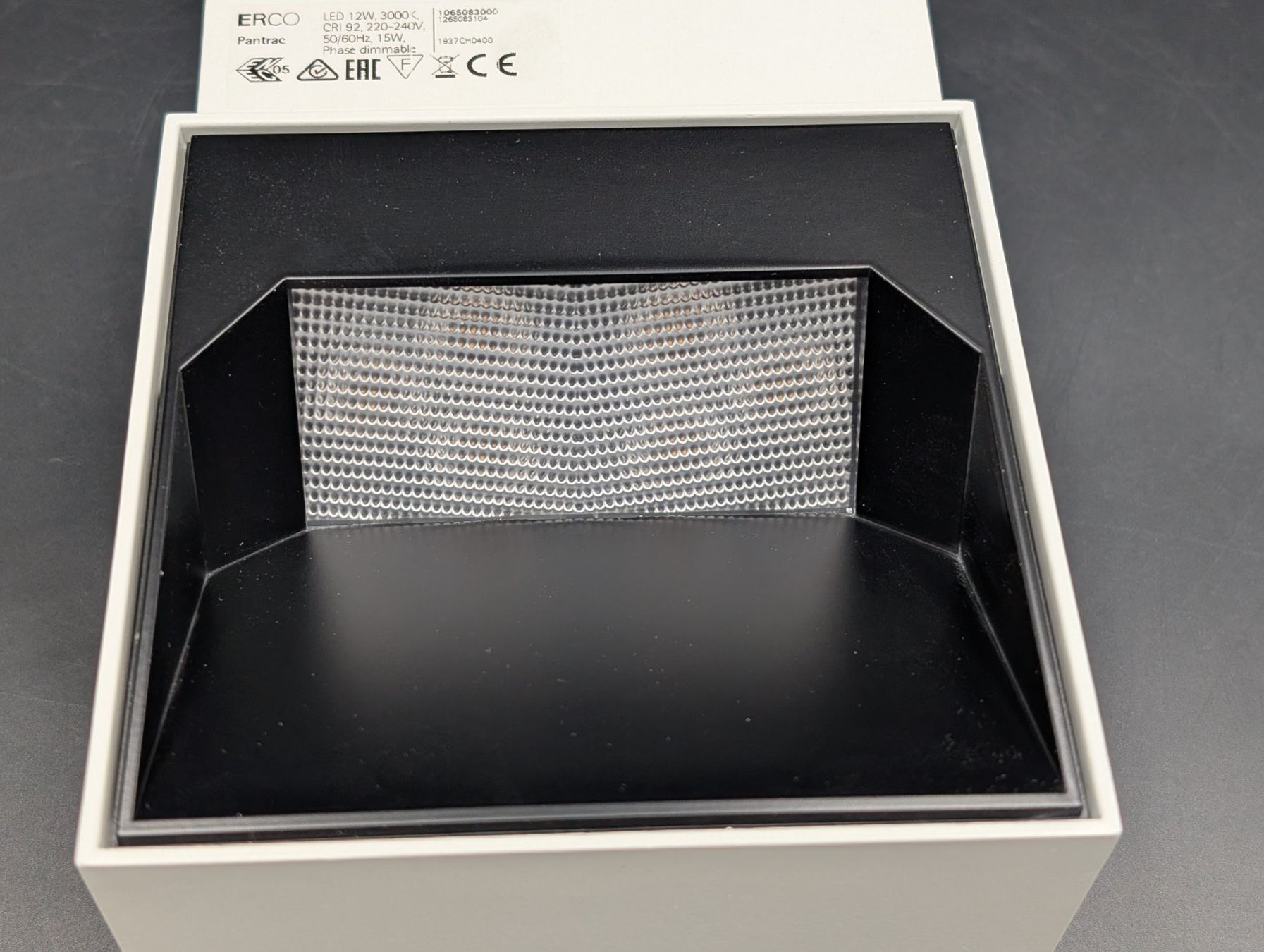 Lampade: ERCO Pantrac Deckenfluter 65083.000 – Usato da Winterthur venduto da Hint17 4