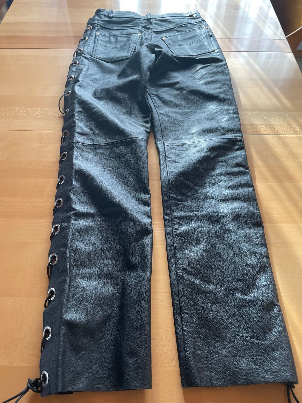 Pantaloni: Schwarze Echt-Lederhose mit Schnürung, Grösse 32 – Usato da Affeltrangen venduto da Mowgli_123 1