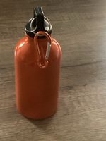 trinkflasche 3dl aus alu in orange, mit karabiner haken, neu