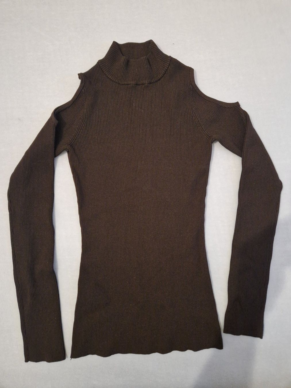 Mango Pullover & Sweatshirts: MANGO Rollkragenpullover Off-Shoulder – Gebraucht aus Emmen von GrabandGo