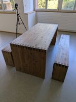 Tisch mit zwei Bänken aus Holz L:164cm B:70cm H:74,5cm
