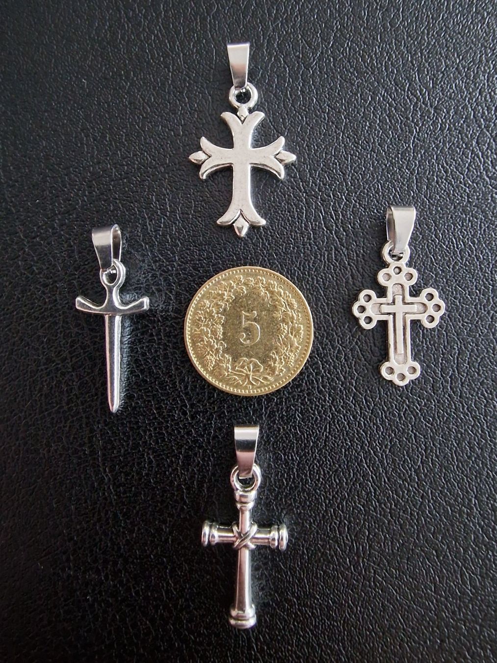 Ciondoli: 4 croix argentées, + trèfle à 4 feuilles – Nuovo e nell'imballaggio originale da Puidoux venduto da mic_c2fh