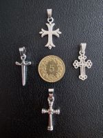 4 croix argentées, + trèfle à 4 feuilles