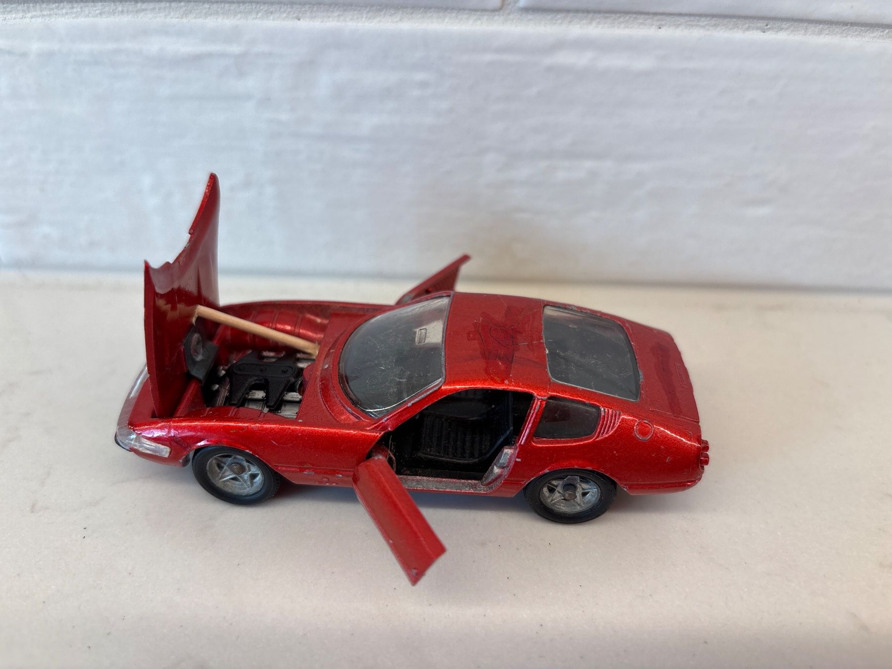 Solido Modellini d'auto: Solido Ferrari 365 GT4 rouge état d'usage – Usato da Gollion venduto da Hampton 2