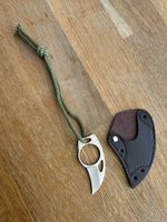 Neck Knife mit Lederscheide und kurzer Kordel