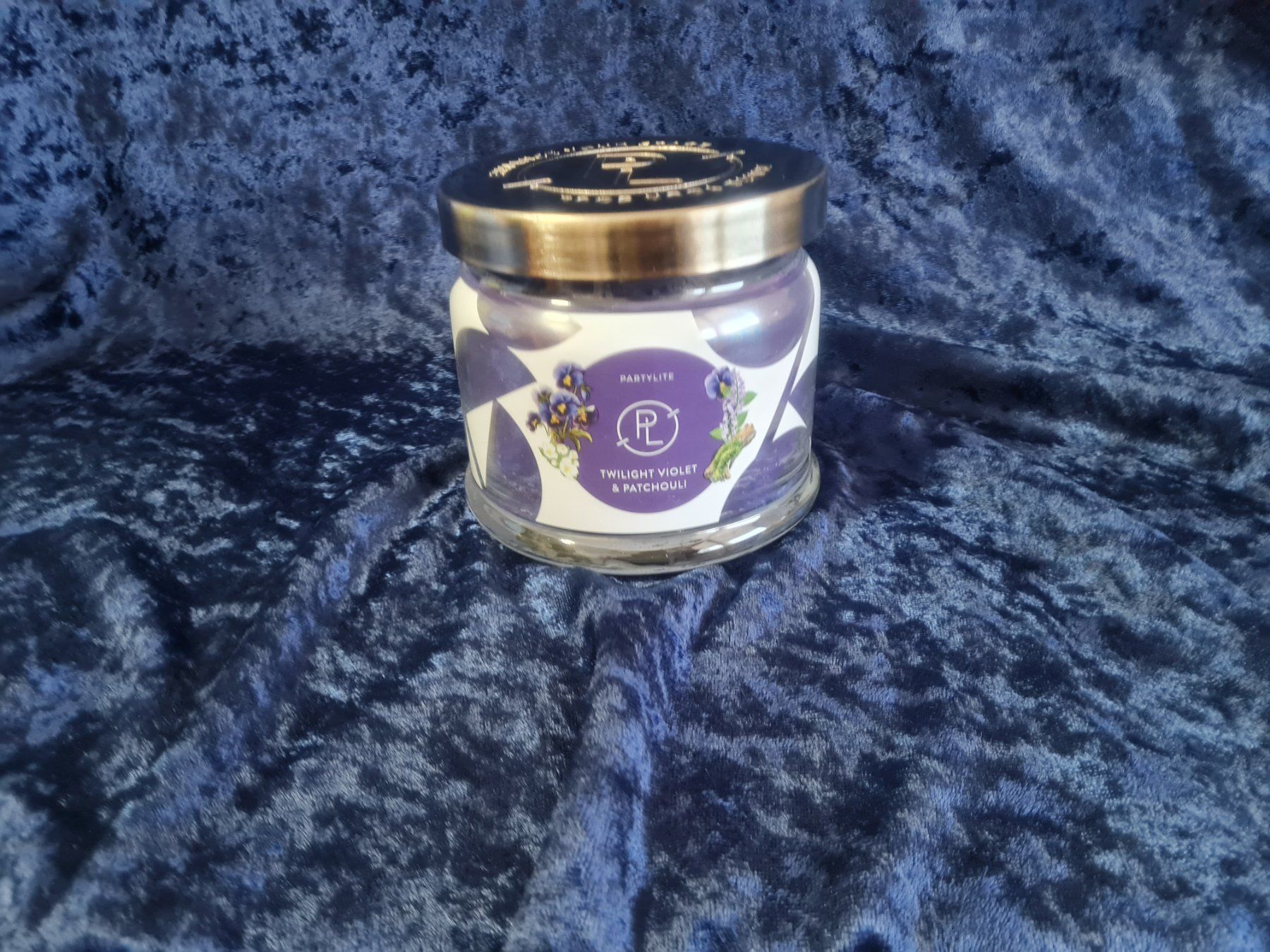 Partylite Candele: PartyLite - 3-Docht-Glas Twilight Violet + Patchouli – Nuovo e nell'imballaggio originale da Othmarsingen venduto da Kleibai 1