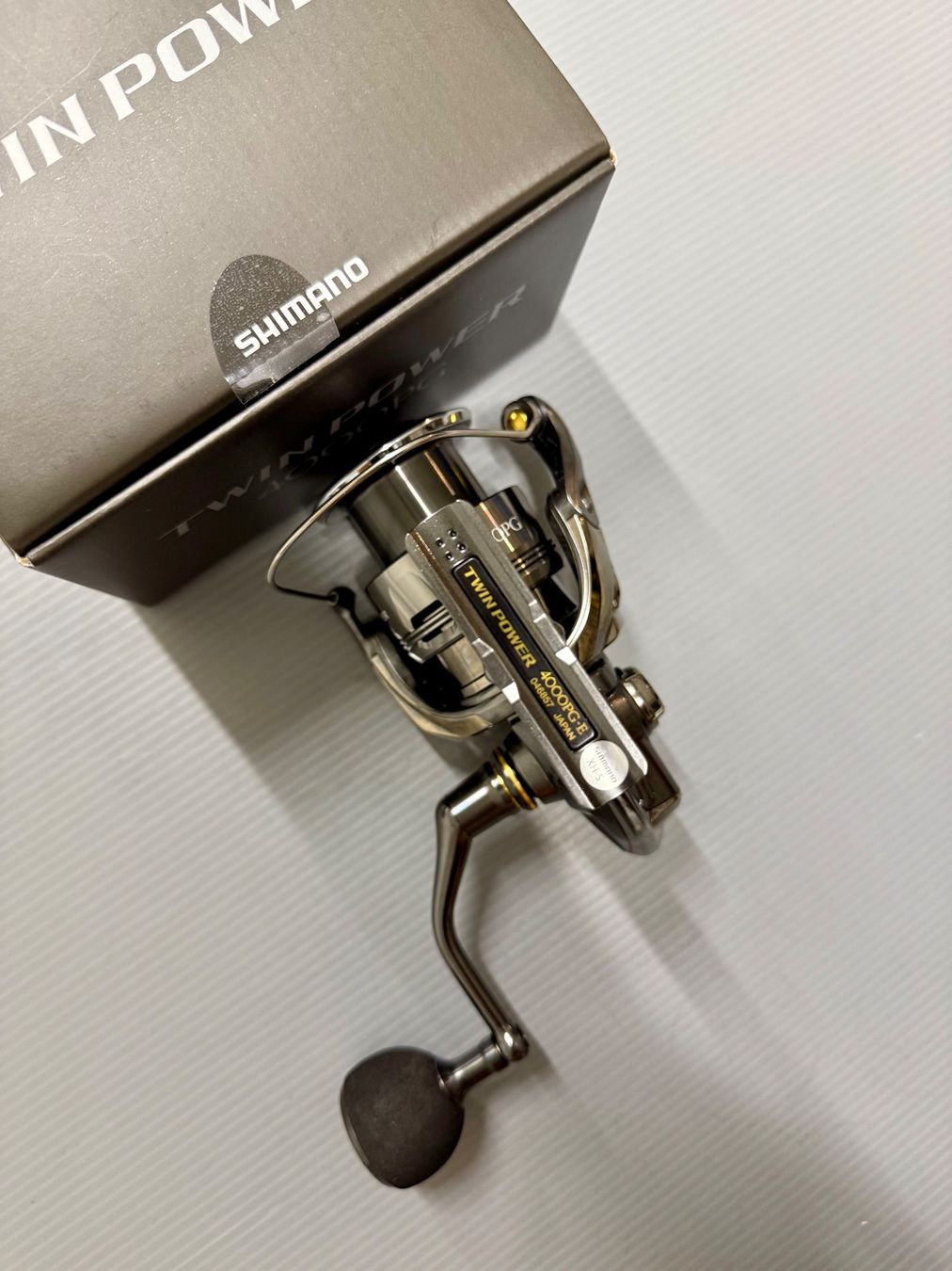 Shimano Tamburi & Mulinelli: Shimano Twin Power 4000PG-FE – Nuovo e nell'imballaggio originale da Trimbach venduto da duri.. 4