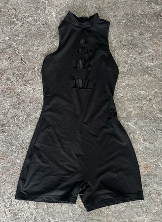Jumpsuit kurz schwarz mit Cut-outs 