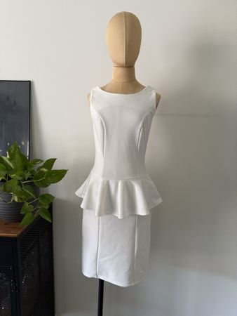 Elegant VESST Kleid weiss mit Peplum, Gr. L