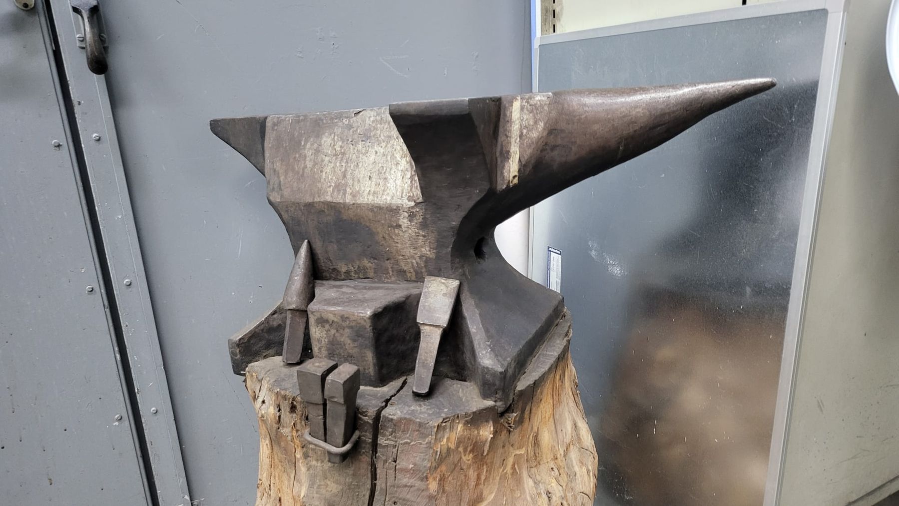 Attrezzi da lavoro: Amboss mit Holzfuss und Einsätzen – Usato da Hallwil venduto da cao_x7wb 4