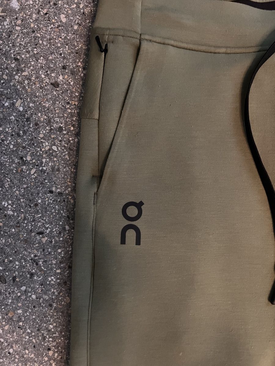 Pantaloni: ON sweatpants – Usato da Lausanne venduto da NYC67 1